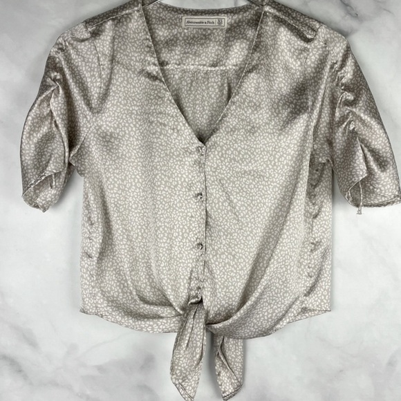 Abercrombie and Fitch Satin crop tie front short sleeve blouse size Small Animal - Picture 4 of 6